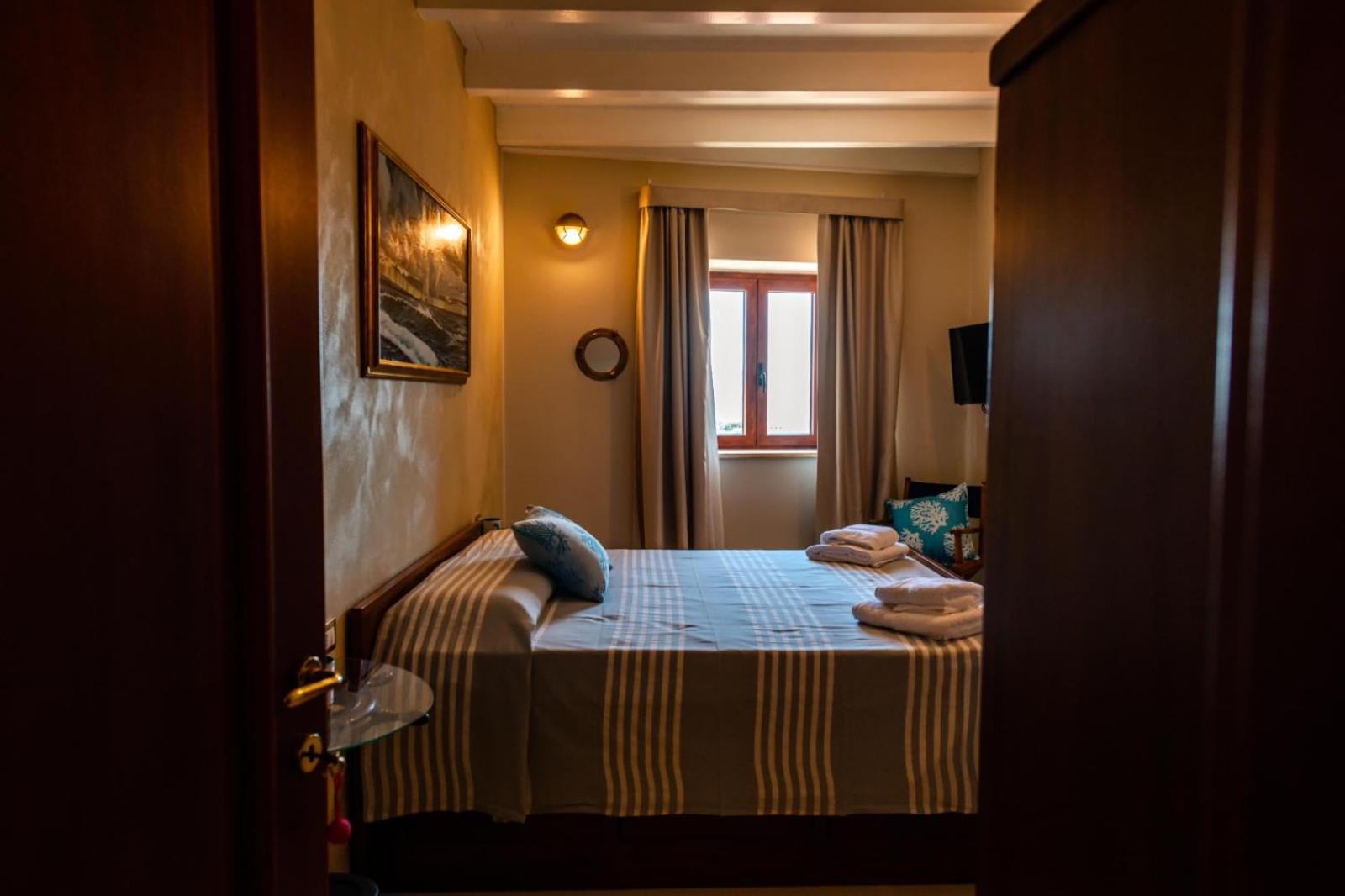 Le Tre Caravelle Hotel Sant'Antioco Exterior photo